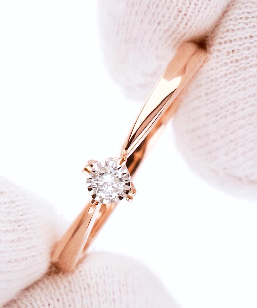 Gold ring with diamond