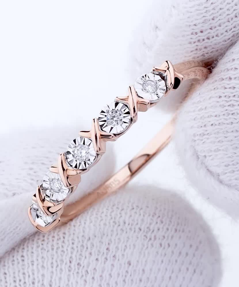 Gold ring with diamonds