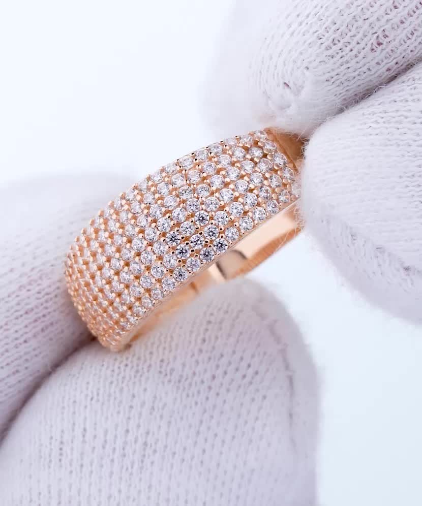 Gold ring with zircons