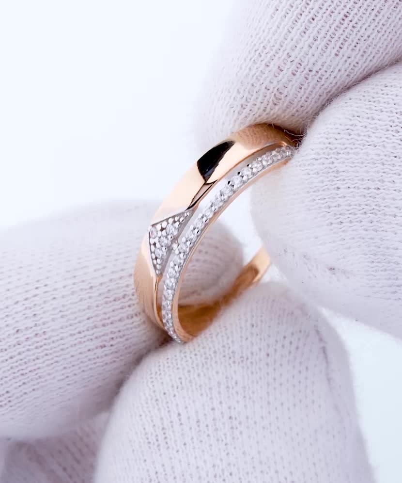 Gold ring with zircons