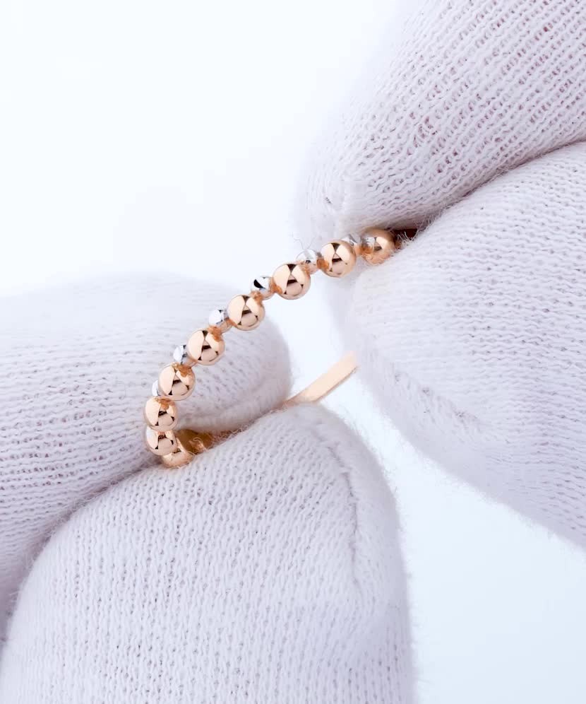 Gold ring with zircons