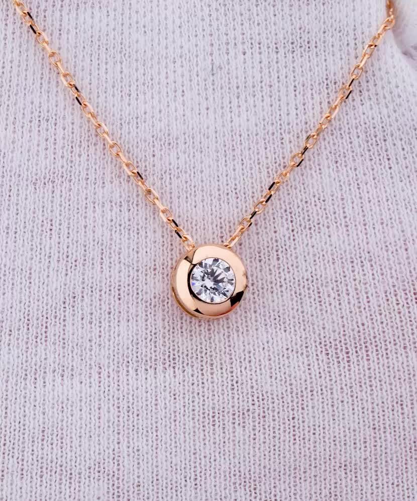 Gold chain with zirconium pendant