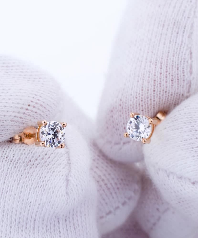 Gold earrings with zircons