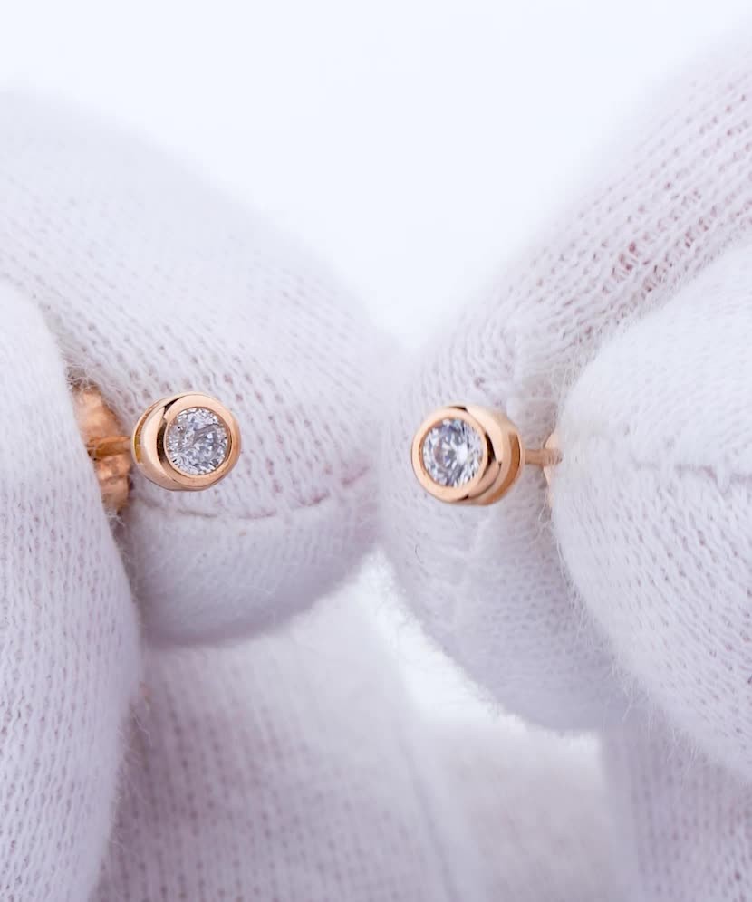 Gold earrings with zircons