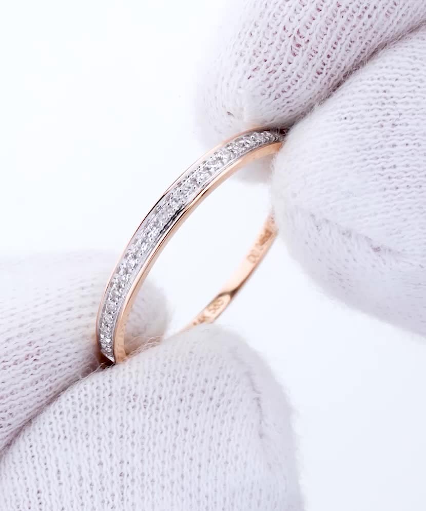 Gold ring with diamonds