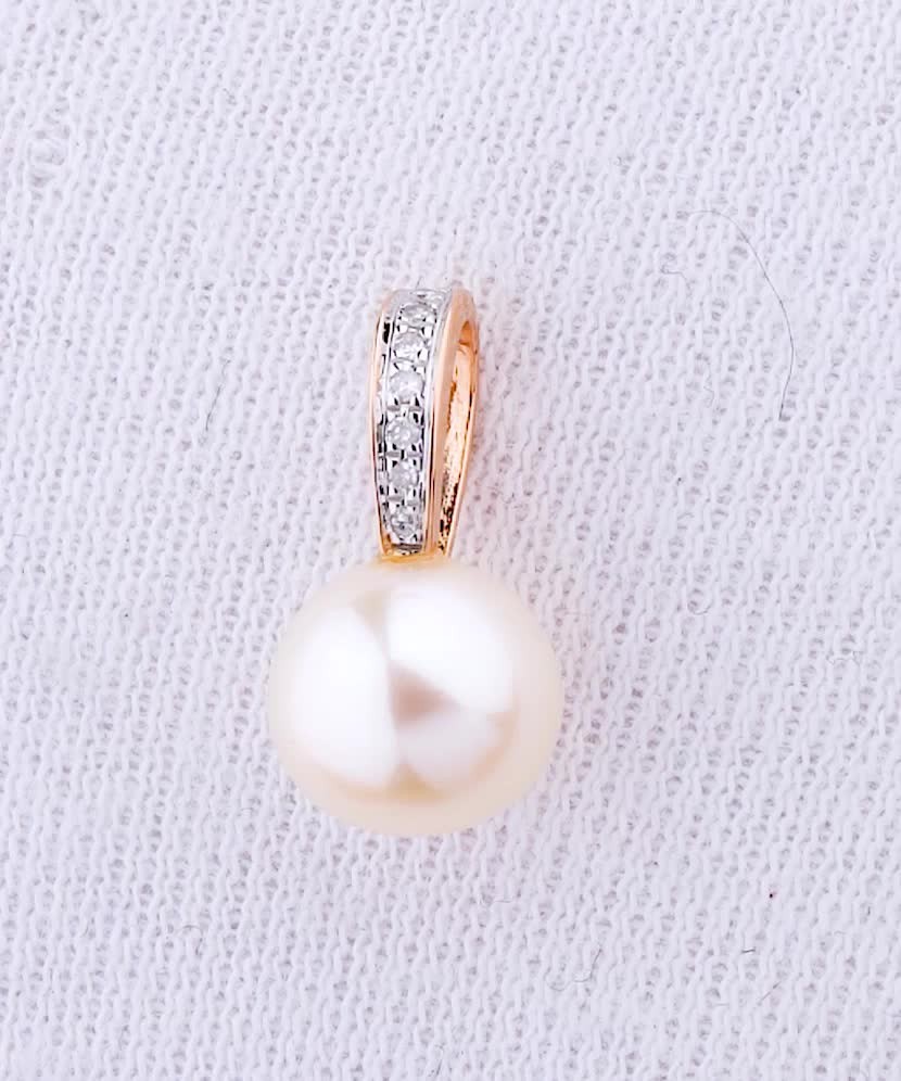 Gold pendant with diamonds and pearls