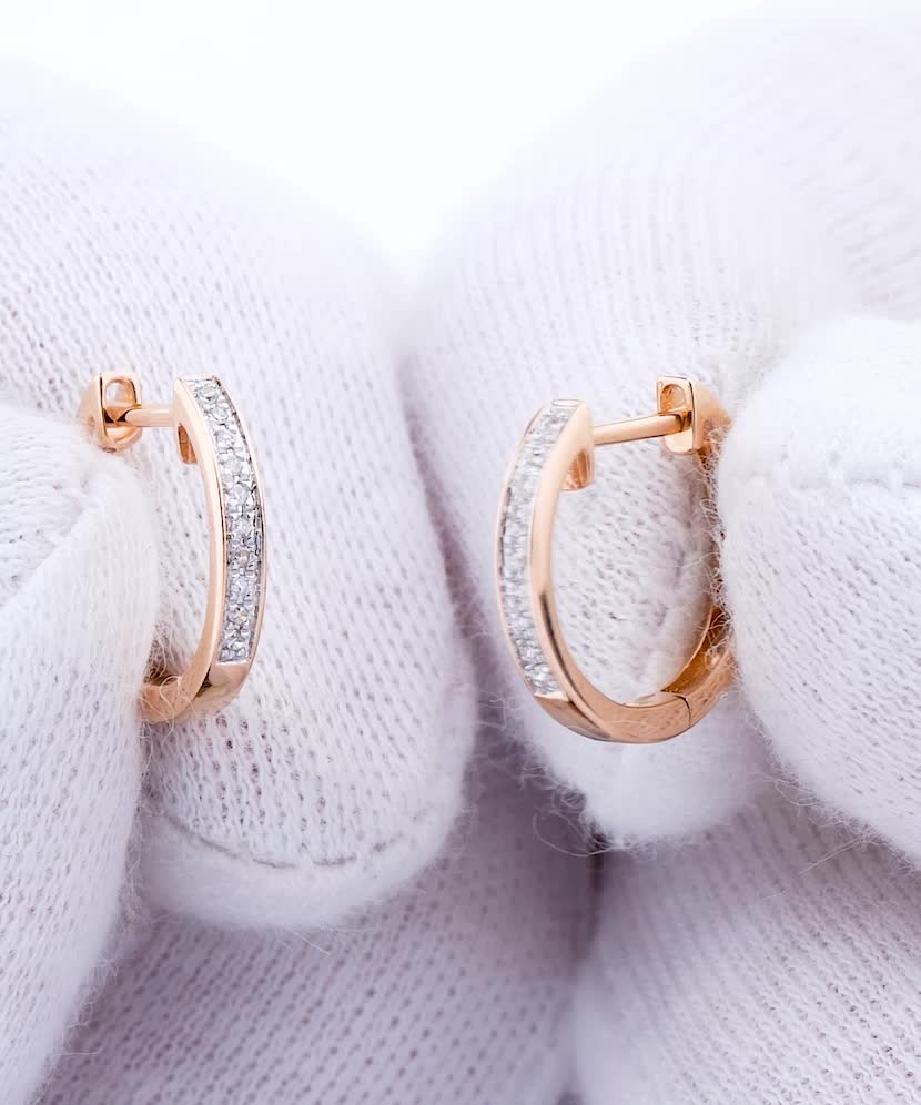 Gold earrings with diamonds