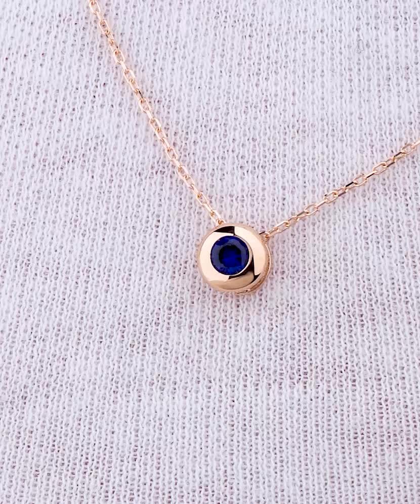 Gold chain with zirconium pendant