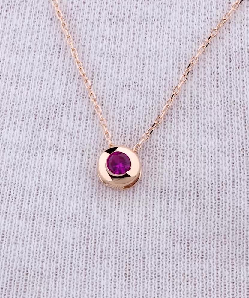 Gold chain with zirconium pendant