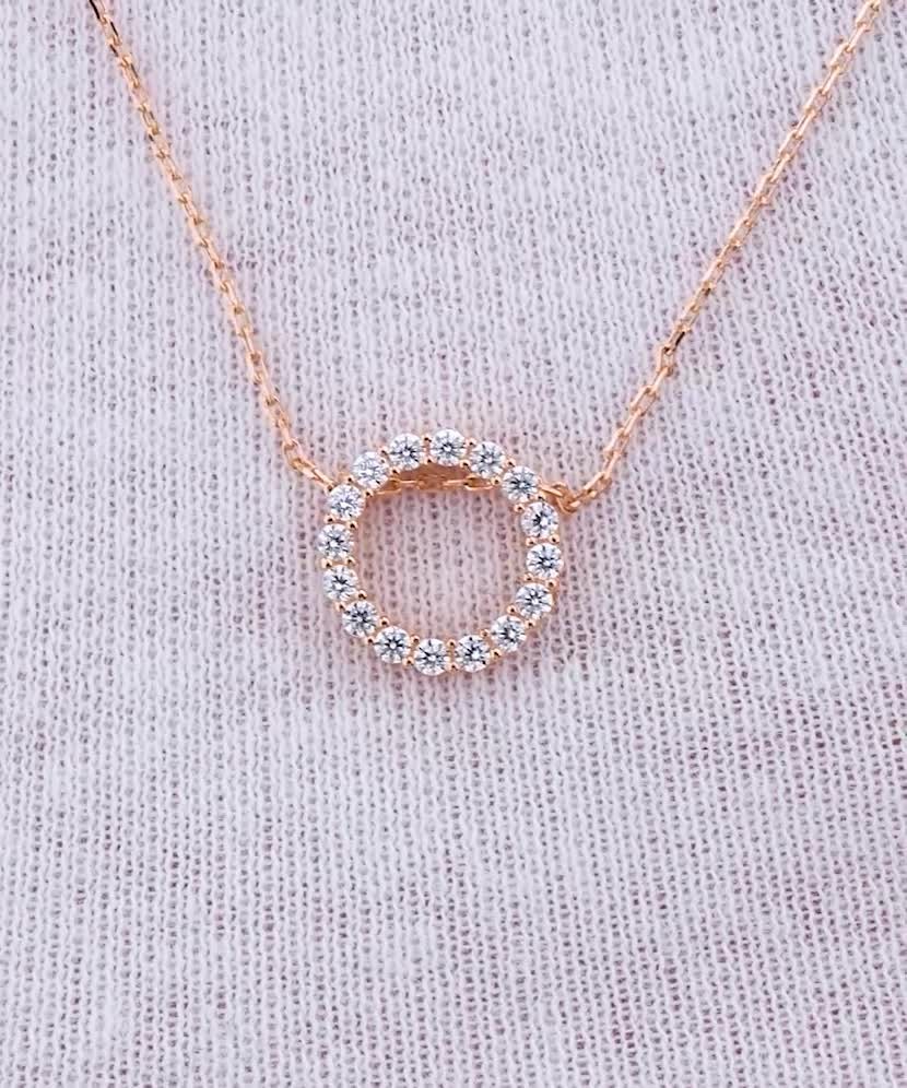 Gold chain with zirconium pendant