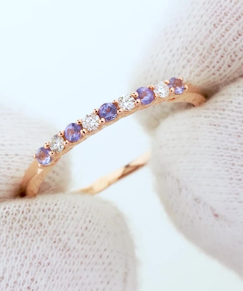 Gold ring with diamonds and tanzanites