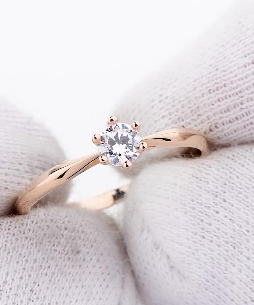 Gold ring with zirconium