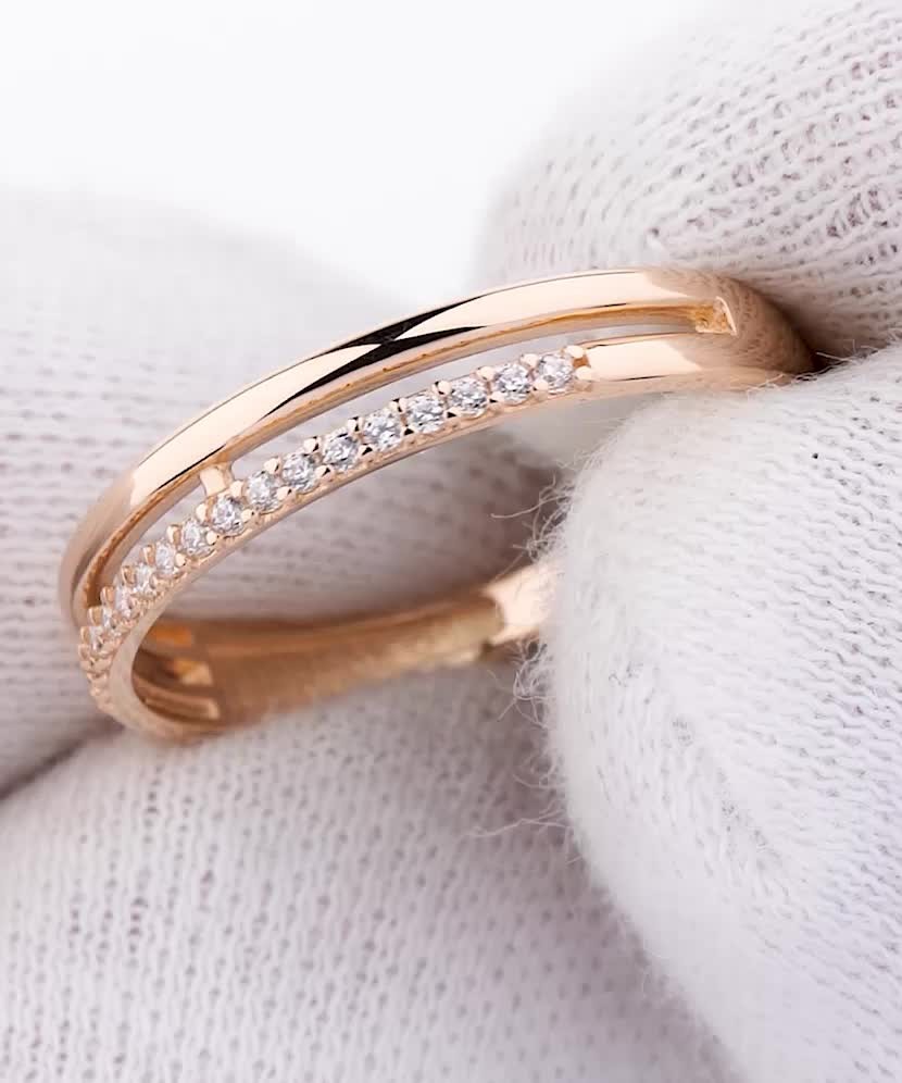 Gold ring with zircons