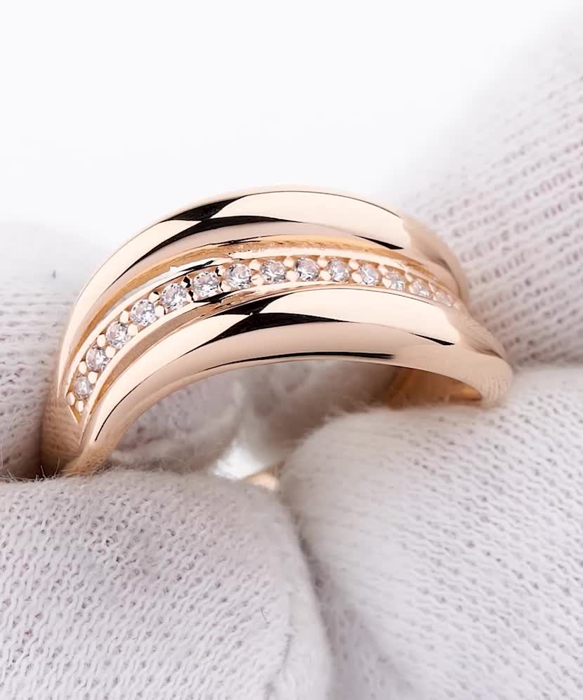 Gold ring with zircons