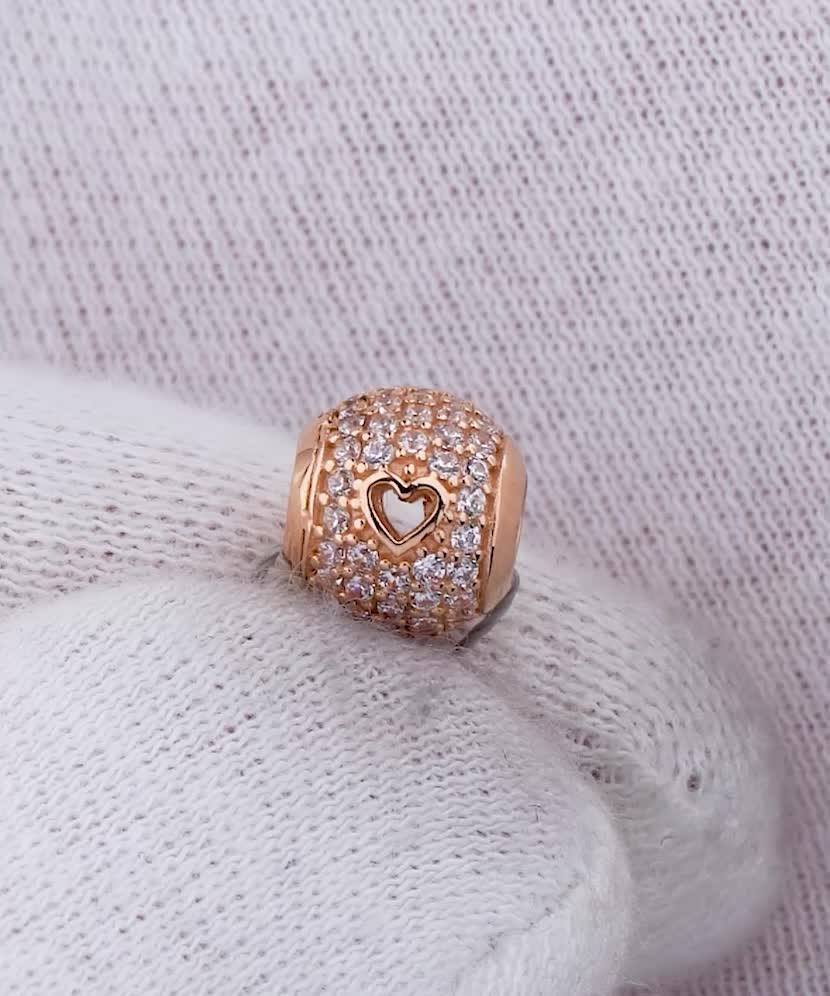 Gold pendant with zircons