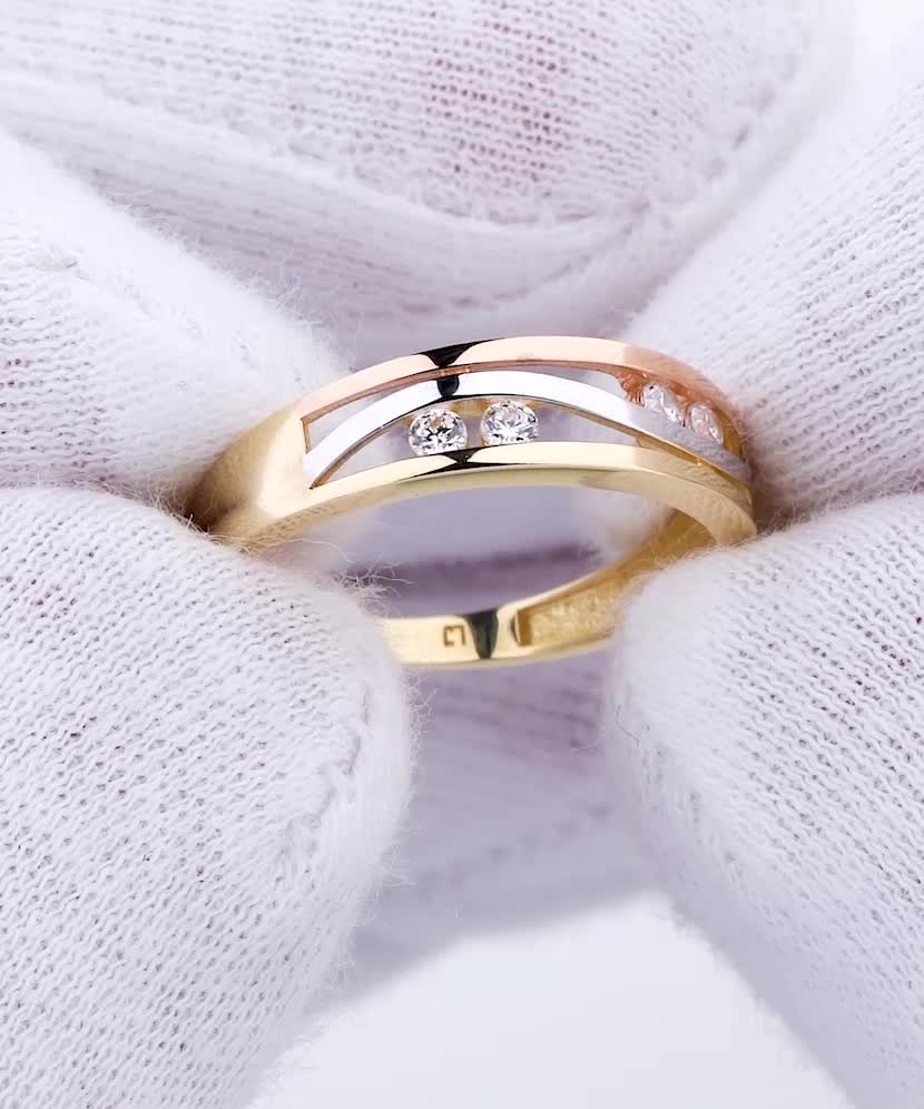 Yellow Gold ring with zircons