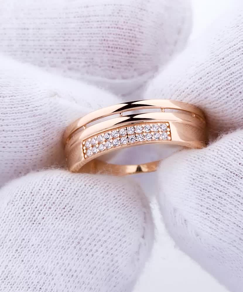 Gold ring with zircons