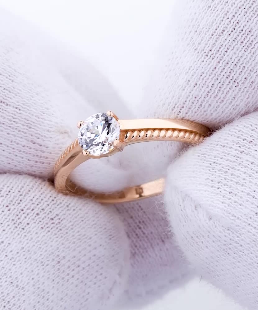 Kultasormus zirkonialla