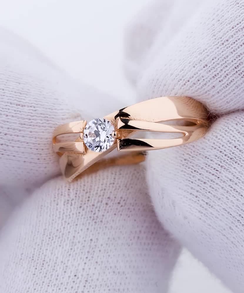 Gold ring with zircon