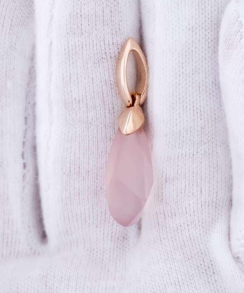 Gold pendant with rose quartz