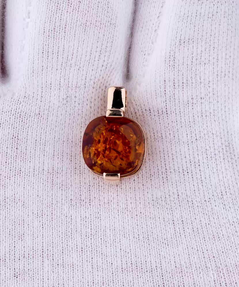 Gold pendant with amber