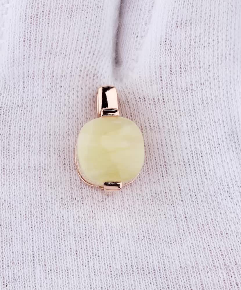 Gold pendant with amber