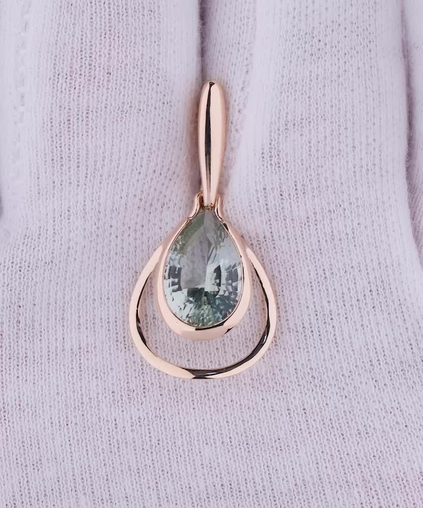 Gold pendant with green amethyst