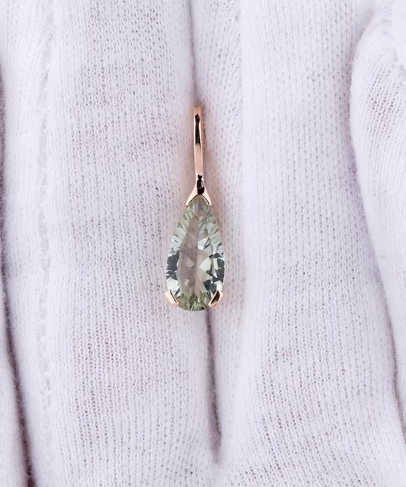 Gold pendant with green amethyst