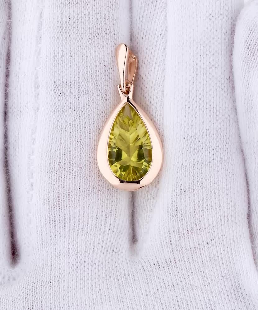 Gold pendant with green quartz