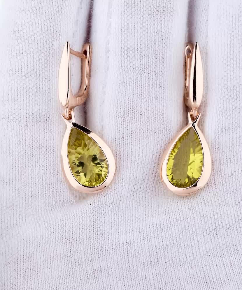 Gold earrings with quartz