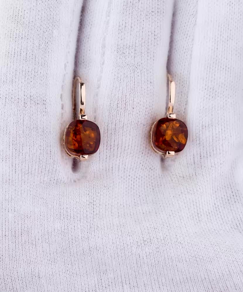 Gold earrings with amber