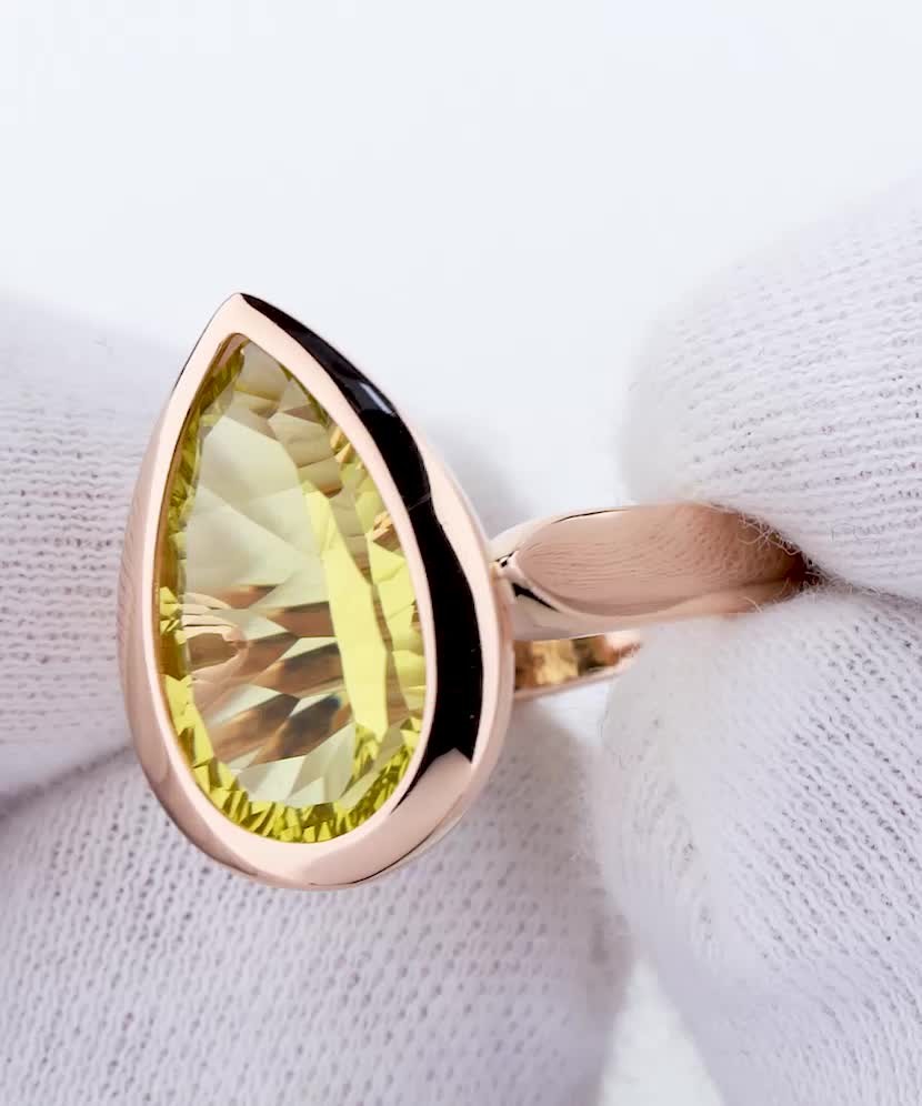 Gold ring with quartz