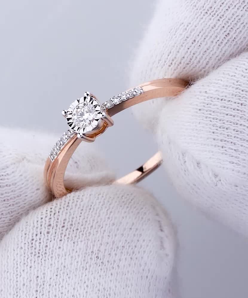 Gold ring with diamonds