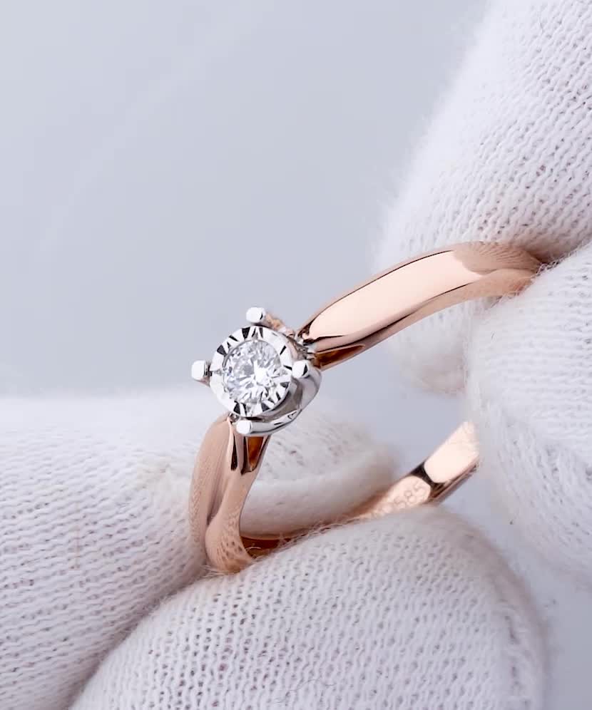 Gold ring with diamond