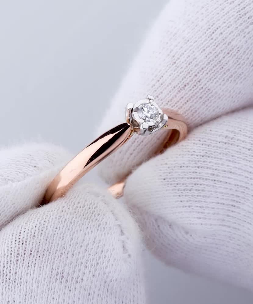 Gold ring with diamond