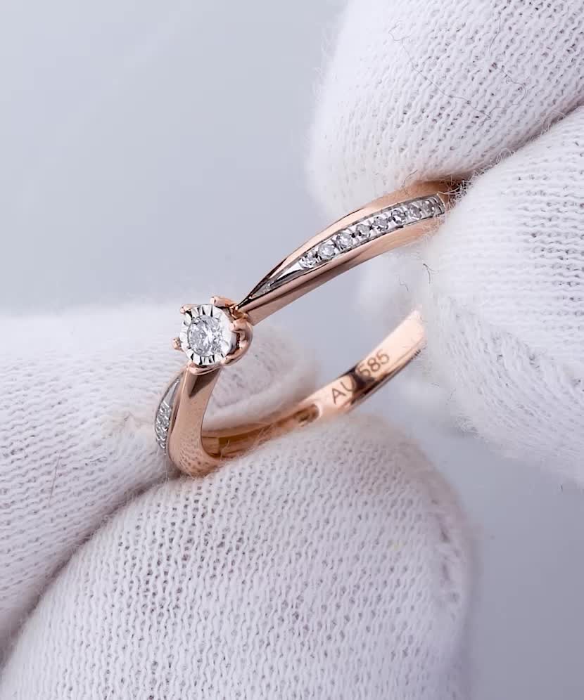 Gold ring with diamonds