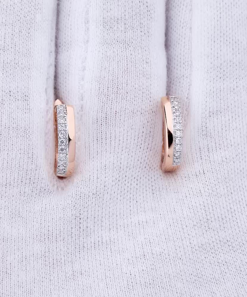 Gold earrings with diamonds