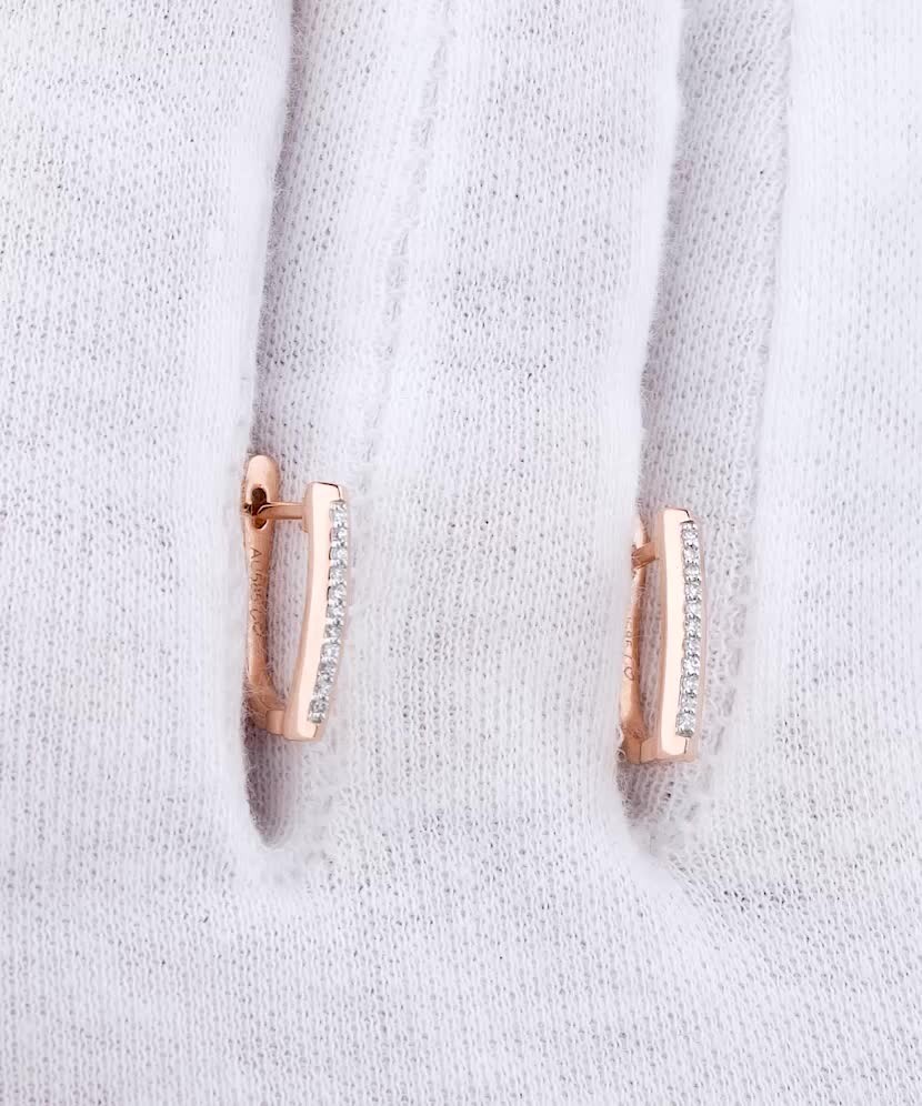 Gold earrings with diamonds