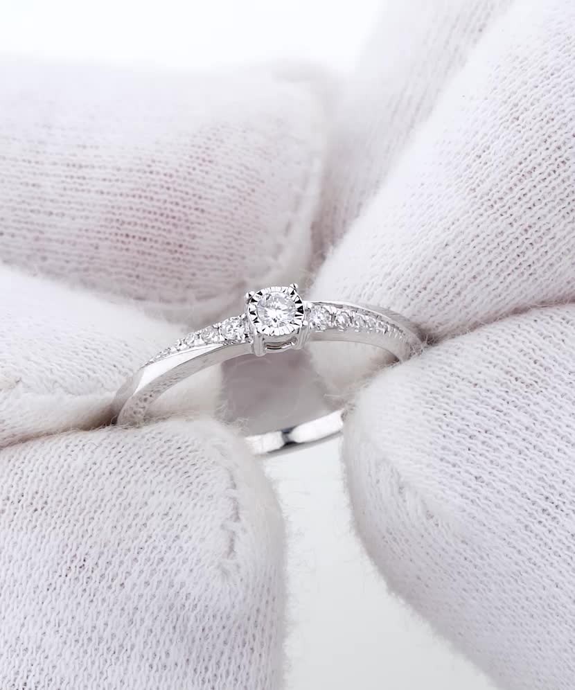 Valkokultainen sormus timanteilla