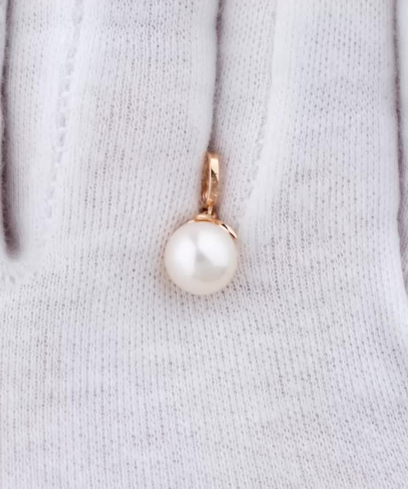 Gold pendant with diamonds and pearls