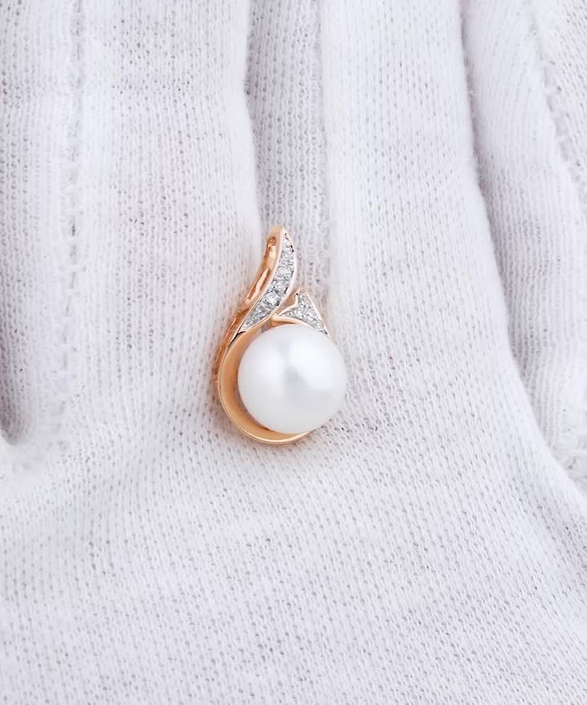 Kultainen riipus helmelläja timantteja