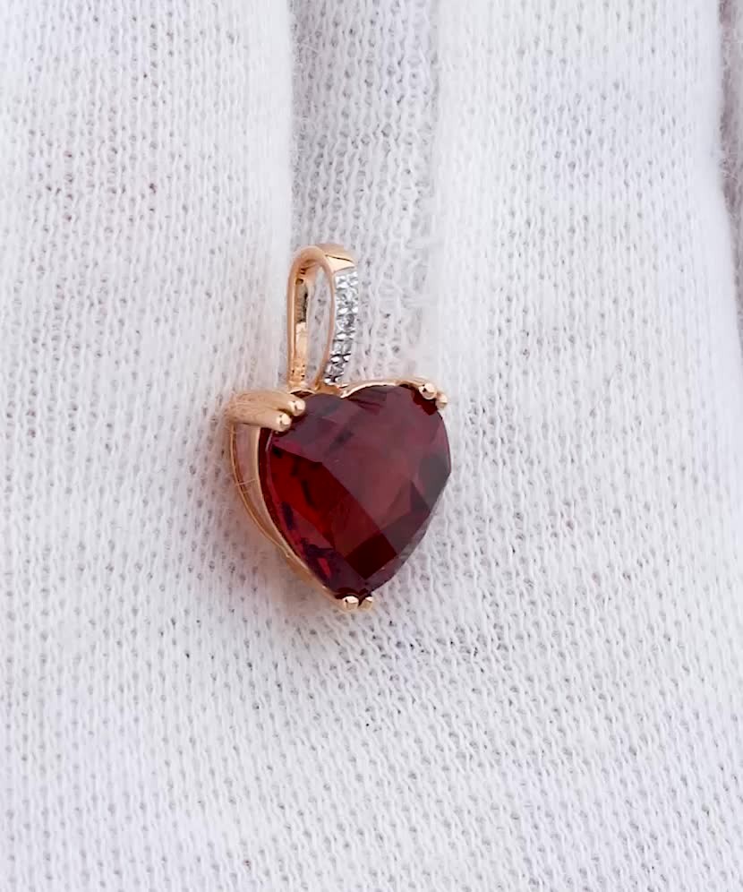 Kultainen riipus timantteja ja granaattia