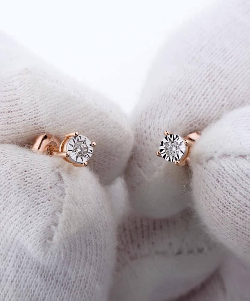 Gold earrings with diamonds