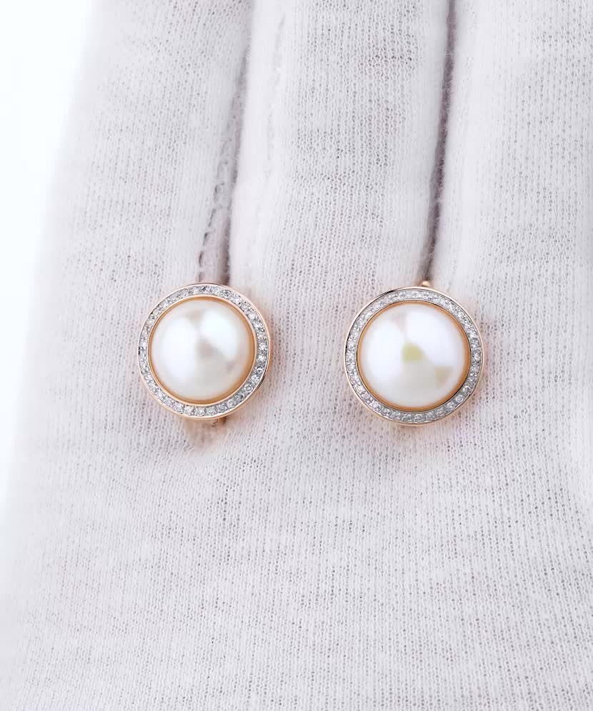 Kultaiset korvakorut timanteilla ja helmillä