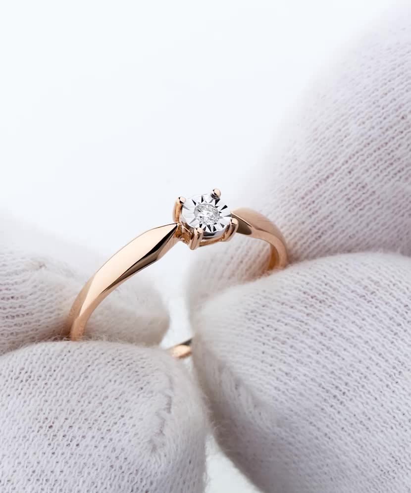 Gold ring with diamond