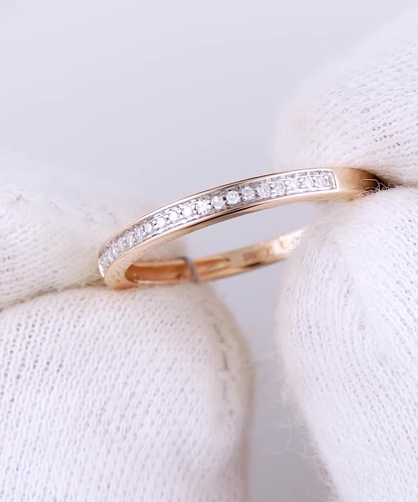 Gold ring with diamonds