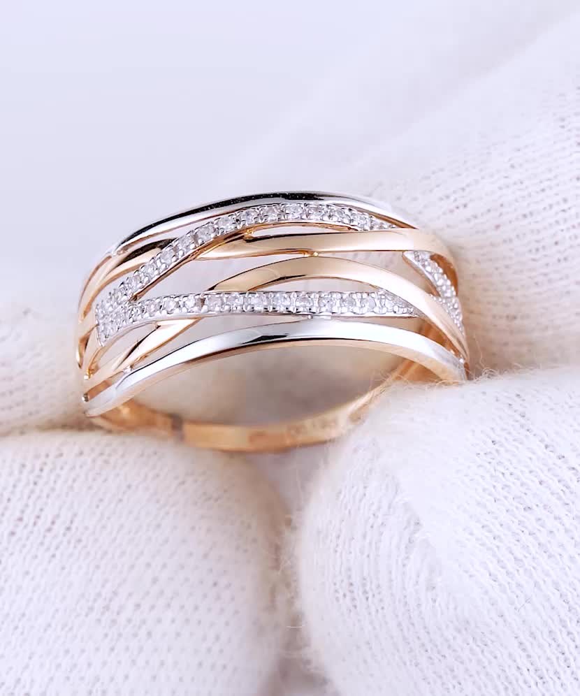 Gold ring with diamonds