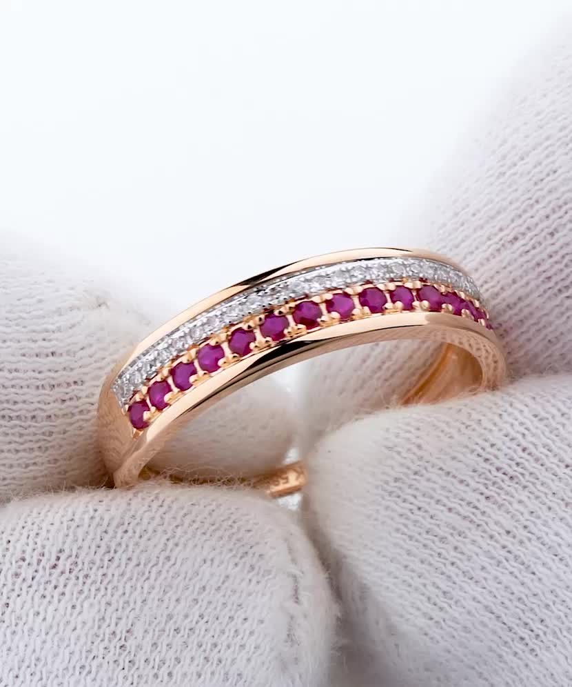 Kultasormus timanteilla ja rubiineja