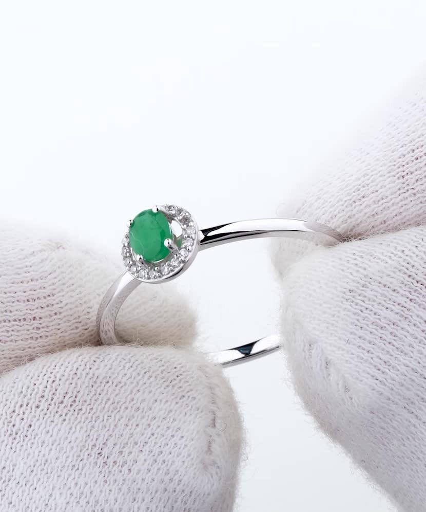 White gold ring with emerald and diamonds