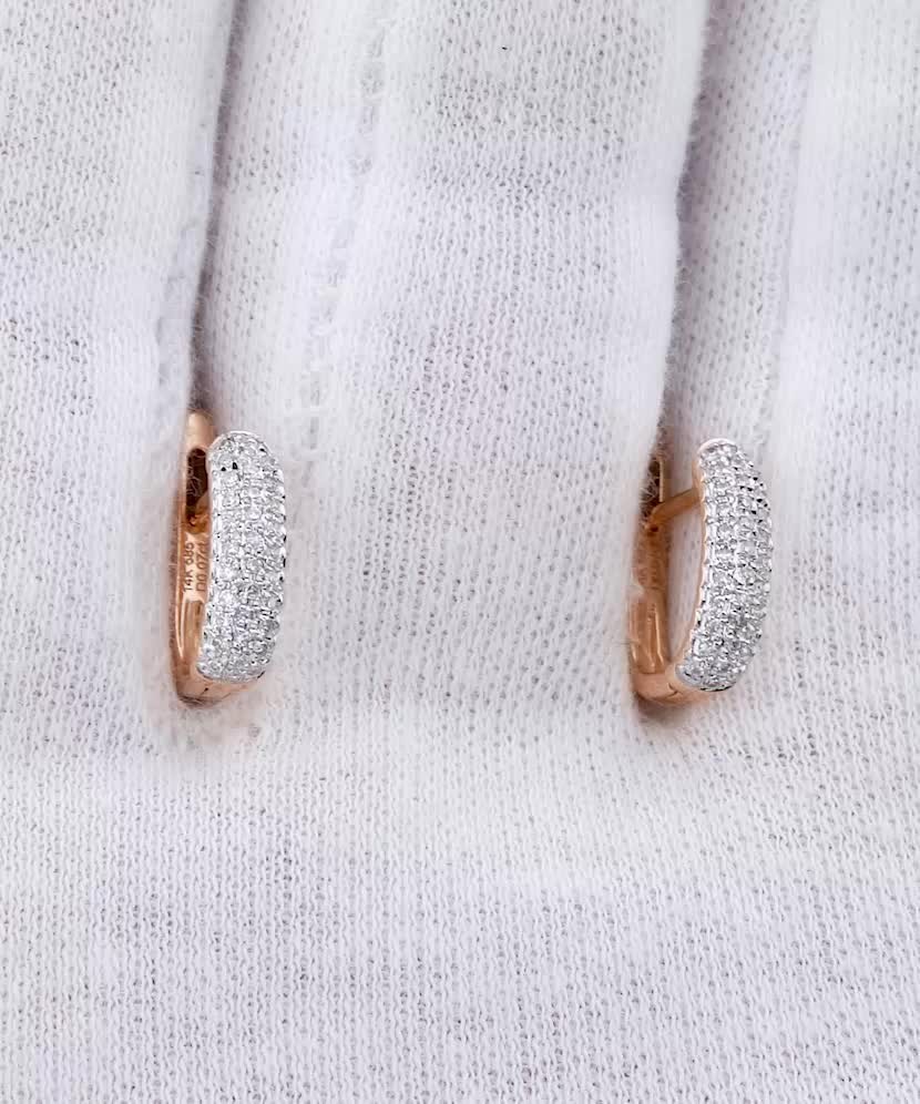 Kultaiset korvakorut timanteilla